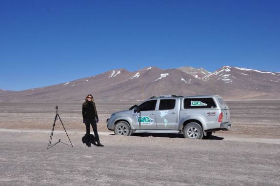 Tripé para fotografar o deserto e as paisagens do Parque Nacional Nevado Tres Cruces, região do Paso San Francisco, próximo à Copiapo, no Chile